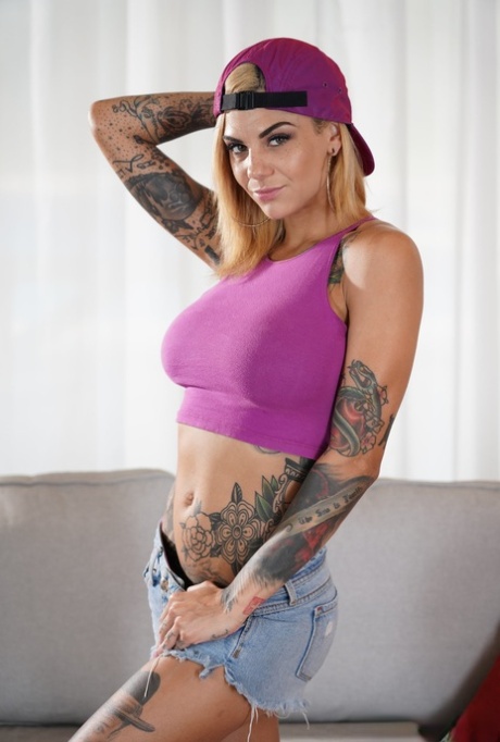 La tatuada Bonnie Rotten expone su increíble coño