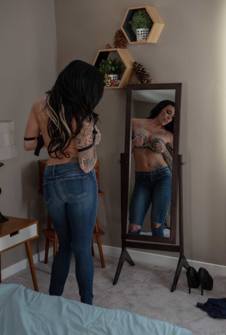 Esposa Austin Lynn coloca sua lingerie sexy antes de foder seu homem