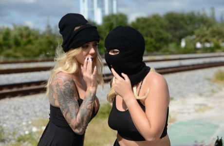 Rubias ladronas Karma Rx & Kelly Paige destapando sus grandes tetas al aire libre