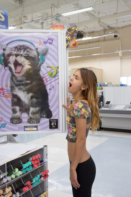 L'adolescente Uma Jolie exhibe ses seins et son cul dans un magasin de jouets