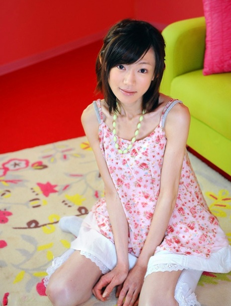 Aziatisch schoolmeisje Aoba Ito spreidt haar benen om te spelen, te vingeren en te likken