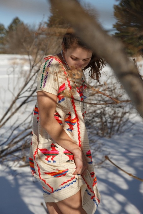 A adolescente Yulia Sosnova mostra a rata na neve e faz as divisões nua em casa