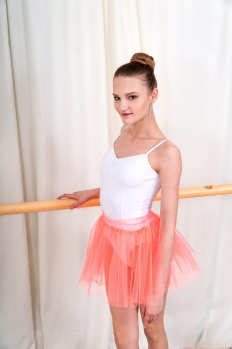 Skinny Ballerina Olivia Westsun isst einen Dong, bevor sie auf ihn steigt