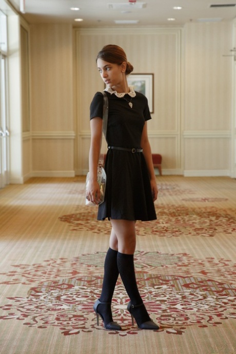 Schlanke Teenagerin Uma Jolie zeigt ihre Höschen und Muschi im Museum