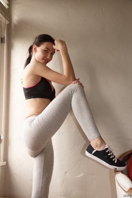 Euro-tiener Yana Kushnir toont haar sexy lichaam terwijl ze zich uitrekt in sportkleding