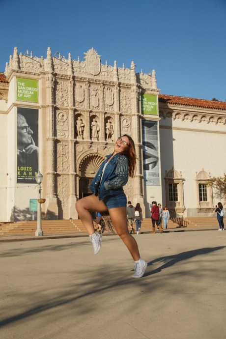 A morena gira Tammy Kaimia mostra as suas mamas grandes e redondas e as suas coxas suculentas