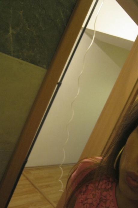 Amatérská teenagerka Jenny 9 si škube bradavkami a natáčí se v zrcadle