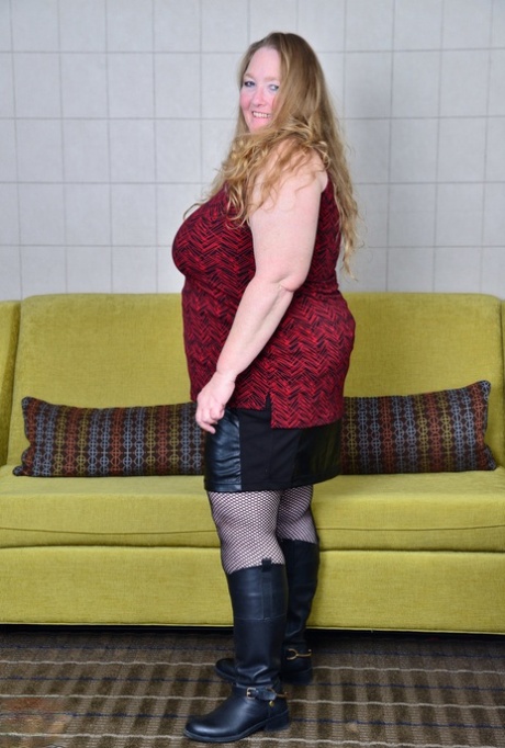 A BBW madura Lindy Lust exibe as suas mamas extra grandes e a sua rata gorda depilada