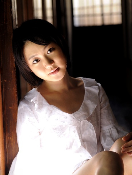 Asijská kráska Aoba Ito roztáhne nohy a dostane naplněné křoví a zadek
