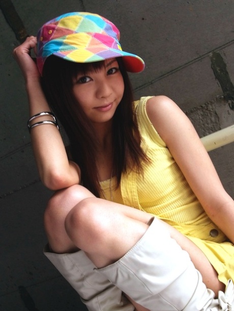 Skinny Asian Teen Hikaru Aoyama posiert, bevor sie gespielt und gefickt