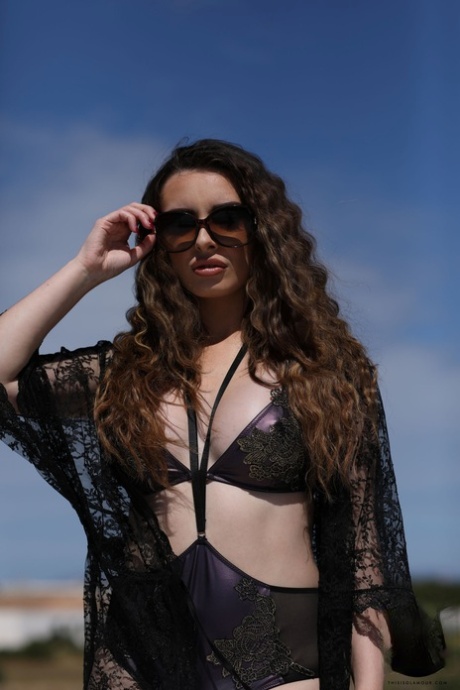 La bruna e sexy Valis Volkova si toglie la lingerie nera per sfilare nuda all