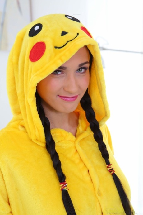 Den søte tenåringen Nicole Love i Pikachu-kostyme viser frem puppene og leker med seg selv.