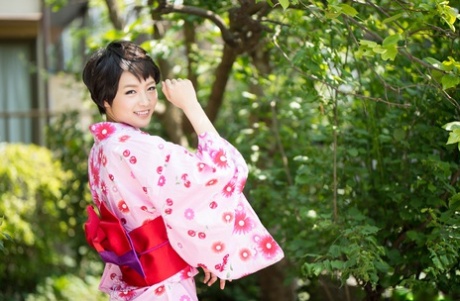 Asiatiska Mari Haneda får sin fitta fylld med två kukar och sperma