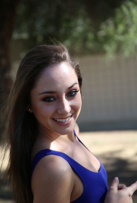 Sexy teenager s malými prsy Remy Lacroix bere BBC do jejího zadního milostného otvoru