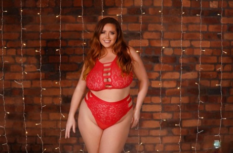 La modelo pelirroja gordita Cherrie Pie pierde su sujetador rojo y enseña sus enormes melones