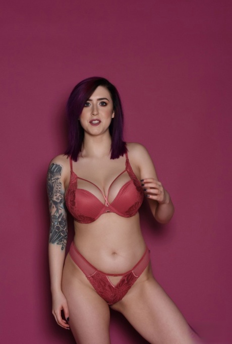 Hot babe Lisha Blackhurst prende il suo reggiseno off e prende in giro con le sue tette naturali