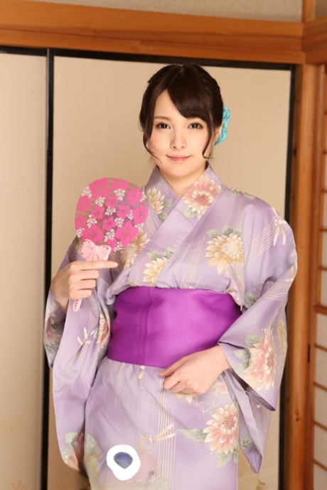 Śliczna Azjatka Mihono bierze sztywnego kutasa w swoją owłosioną pochwę na wszystkie sposoby