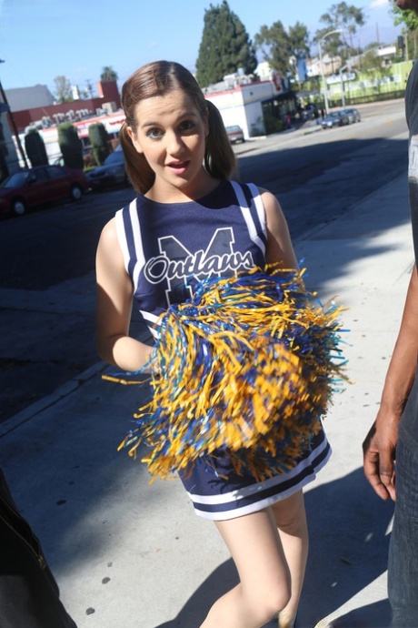 Junge Cheerleaderin Kasey Warner bekommt ihre Muschi von zwei großen schwarzen Schwänzen geknallt