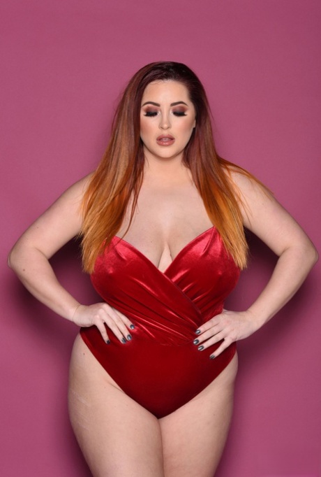 Den dejlige britiske fede Lucy Vixen kærtegner sine store naturlige bryster