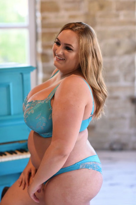 Очаровательная толстушки Сара Уиллис выставляет напоказ свою массивную грудь и выставляет напоказ свою толстую задницу