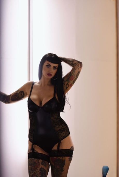 Tjocka modellen Cherrie Pie visar upp sin tatuerade kropp och stora bröst i underkläder