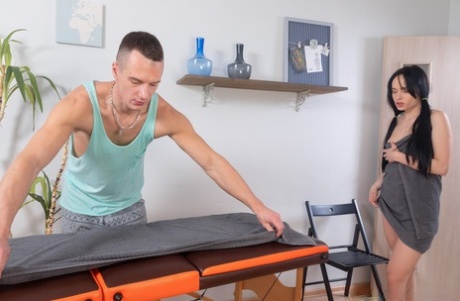 Tiener Juicy Leila neukt een opgehangen masseur na geil te zijn geworden tijdens een massage