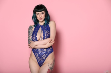 Prachtige babe in een kanten bodysuit Lisha Blackhurst onthult haar prachtige tieten