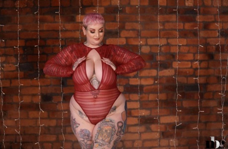 A gorda Galda Lou despe a sua lingerie sexy e exibe o seu corpo tatuado