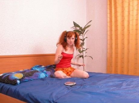Flora, uma adolescente europeia ruiva, faz uma garganta profunda e monta uma pila enquanto é filmada