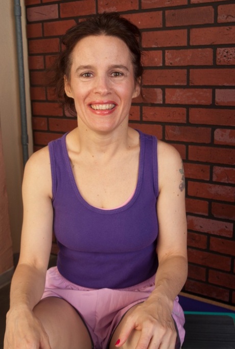 Alte Amateurin Marie zeigt ihren zierlichen Körper und ihre kleinen Brüste auf einer Yogamatte