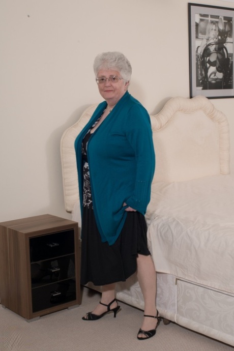 Kinky abuelita Caroline V acaricia sus grandes pechos y juguetes su coño gordo en una cama