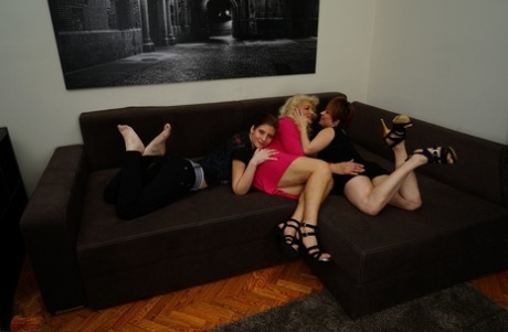 Rondborstige blonde moeder en twee lesbiennes die een passioneel triootje hebben