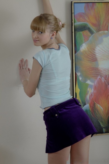 Gorąca blond nastolatka Elysee masuje swoje seksowne ciało i jej niewinną cipkę