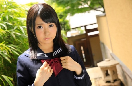 Niewinna japońska nastolatka Nozomi Momoki boleśnie bawi się i kopie swoją mufkę