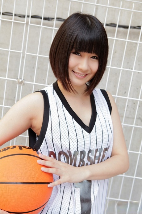 Hot japansk baller Mari Koizumi giver et BJ & fodjob, før hun bliver creampied