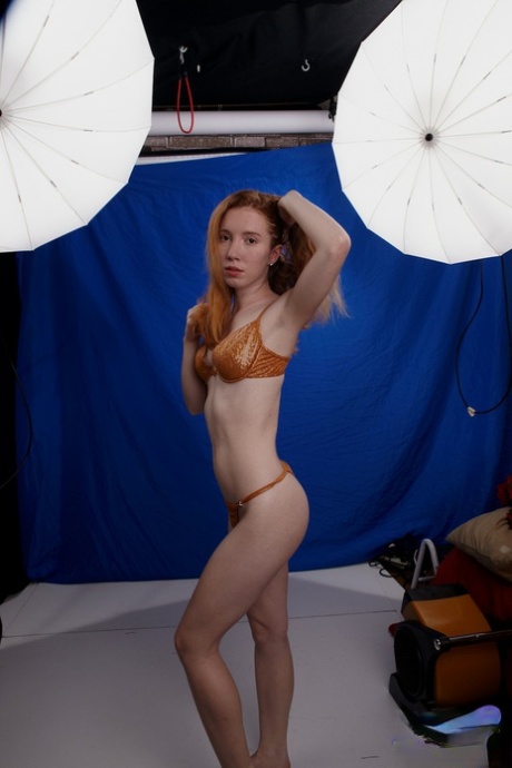 La star du porno Nicki Blue montre ses seins minuscules et ses tétons dans un solo.