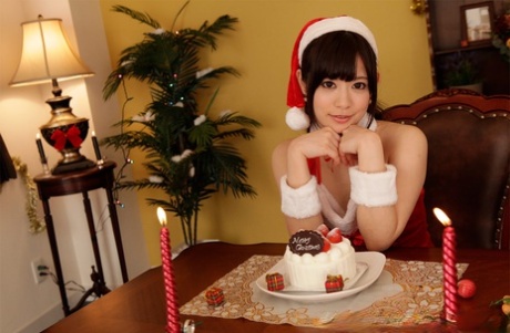 Asiatisch in Santa Claus Kleidung Kurumi Chino bekommt ihre nasse Twat gefickt & creampied