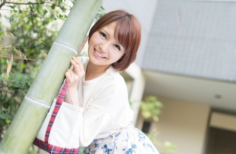 Hete Aziatische meid Mio Futaba laat haar BF haar maagdelijke kutje neuken & creampieen