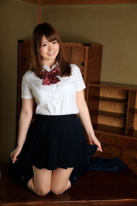 Den japanska snyggingen Yui Nishikawa blir omringad och knullad av tre kåta män