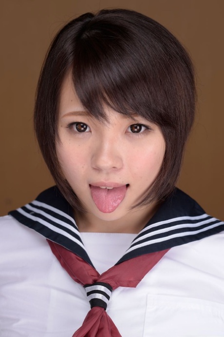 Nettes japanisches Schulmädchen Mihane Yuki wird von ihren Klassenkameraden gangbanged