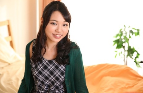 Asiatiska sötnosen Hitomi Maisaka öppnar munnen för en kuk innan sex