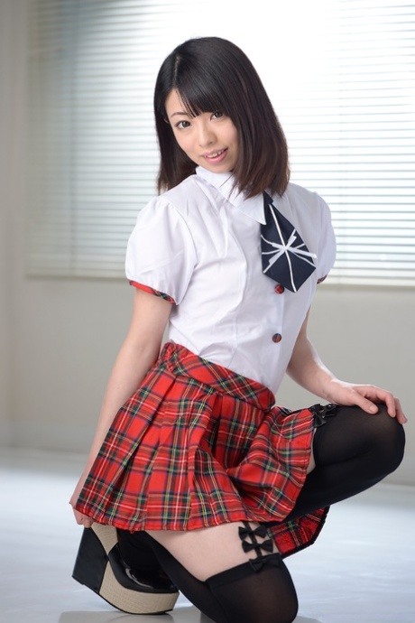 Japanisches Schulmädchen Amina Kiuchi bekommt ihre enge Muschi gefickt und gespritzt
