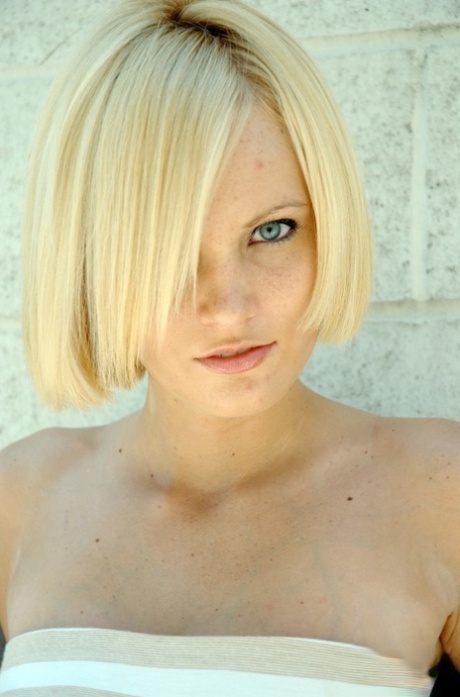 Blonde pornoster Hannah Hilton showt haar rode string buiten