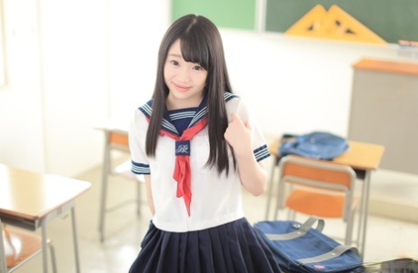 A bonita estudante asiática Yuna Himekawa abre as pernas e leva uma pila na escola