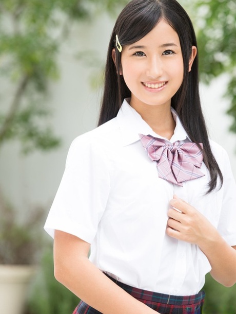 Sød japansk teenager Suzu Ichinose onanerer, før hun sutter og knepper en pik