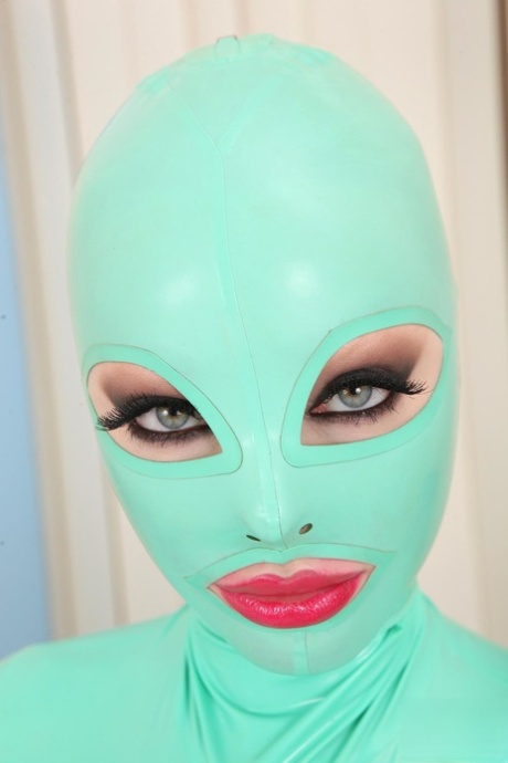 Babe in einem aqua-blauen Latexanzug Latex Lucy wird von einem maskierten Mann gerammt