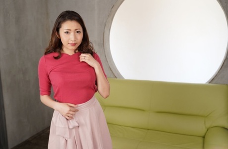 Curvy japanische Frau Akari Satsuki weckt ihren Mann auf und fickt seinen Schwanz