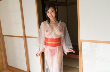 La sexy giapponese Chiaki Hidaka fa un pompino alle tette e si fa riempire la figa di creme