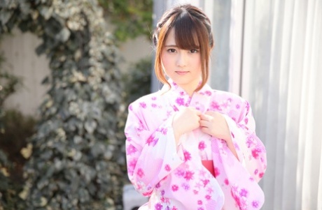 Mladá asijská přítelkyně Reira Kitagawa dostává svou chlupatou kundu ve vaně