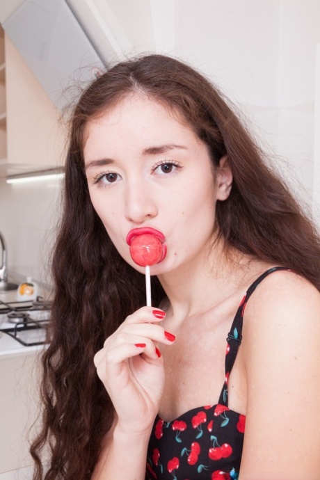 英国性感女郎拉拉-李在吃棒棒糖时摸着她那浓密的阴部
